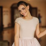 Sukienka na bierzmowanie –  jaką wybrać? Sprawdź pomysły na modny strój zgodny z dress codem!