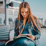Stylizacje do szkoły na jesień i zimę 2022/2023 – jak ubrać się modnie w liceum i podstawówce?