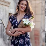 Sukienka w kwiaty - stylizacje na każdą okazję + propozycje modnych dodatków