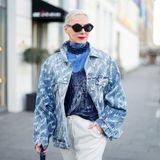 Trzy stylizacje z jeansową kurtką dla 50-latek na wiosnę 2024. Koleżanki powiedzą: „wow"
