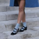 Wracają buty z paskiem, które nosiłaś lata temu. Wiosną nie będzie modniejszych