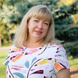 Eleganckie sukienki na wesele dla mamy w rozmiarze XXL. Latem 2024 będziesz wyglądać w nich bosko