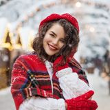 Świąteczne stylizacje plus size. Które trendy zimowe 2023 warto wybrać w przypadku puszystej sylwetki?