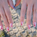 Nie ma sobie równych. Ten manicure przebije wszystkie inne wzory na paznokcie walentynkowe w 2024 roku