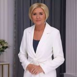 Agata Duda w nowej fryzurze zadaje szyku w przeboju jesiennych kolecji. 50-letnie Polki powinny brać przykład?