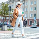 Mom jeans – co to za model spodni i komu pasuje najbardziej? Poznaj sekrety najmodniejszego fasonu damskich jeansów!