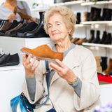 60-latko, zapomnij o adidasach. Te półbuty są równie wygodne, a wyglądają o niebo lepiej