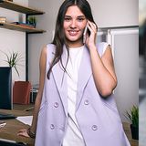 Jak nosić kamizelkę damską? Pomysły na stylizacje z modnym bezrękawnikiem