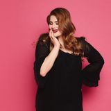 Najmodniejsze sukienki plus size 2022. Przegląd stylowych fasonów dla puszystych