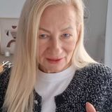 „Babcia” szafiarka pokazuje trzy stylizacje z hitowymi spodniami baggy. 50-latki powinny obejrzeć