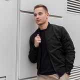 Rodzaje kurtek męskich - bomberka, parka, harringtonka i inne. Poznaj ich historie i zastosowanie!