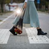 Stylizacje z plisowaną spódnicą – zobacz propozycje zestawów na każdą okazję