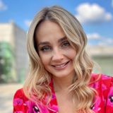 Socha pokazała „chłopaka” w zmysłowej sukience z dekoltem. Cena zwala z nóg