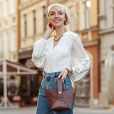 Jak nosić spodnie z wysokim stanem? Poznaj porady stylistki i wyglądaj dobrze w każdej sytuacji