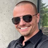 Hakiel nosi to zamiast T-shirtu. Fani komentują: „Przystojniaczek”