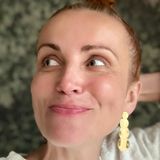 „‬Uwielbiam taki żywy róż”. Fani oszaleli na punkcie swetra Zielińskiej. To wygodny i elegancki ideał na wiosnę