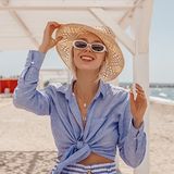 Lniana koszula to hit lata. Zobacz modne stylizacje, dzięki którym zniesiesz największe upały