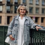Doradzam 64-letniej mamie, z czym nosić jeansową kurtkę. Spodobał jej się jeden pomysł