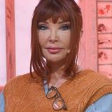 “Babcina” kamizelka to hit. Z czym nosić model, w którym chodzi ostatnio Eva Minge?