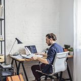Męskie ubrania po domu - co nosić w trakcie home office? Sprawdź nasze propozycje!
