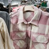 Stylizacje z damską koszulą w kratę. Zobacz top 5