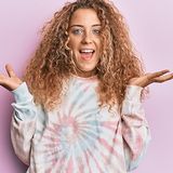 Stylizacje z ubraniami tie-dye i ombre – jak nosić modne farbowane koszulki, dresy i sukienki