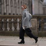 Przegląd stylizacji z botkami na słupku na jesień i zimę 2023/2024. Zobacz, jak nosić te modele w tym sezonie