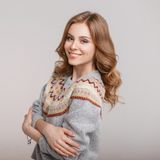 Sweter z haftem to hit tego sezonu! Jak nosić modne haftowane swetry?