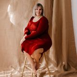 Wybieramy sukienki dla puszystych z dużym brzuchem. Z naszą pomocą znajdziesz idealny model plus size