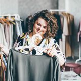 Sukienki maskujące brzuch naprawdę istnieją. Sprawdź, jaki fason ukryje wystający brzuszek i biodra