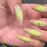 Po tym manicure poznasz, czy ktoś się zna na modzie. „Aura nails” to hit na lato