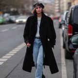 Jak nosić czarny płaszcz? Stylizacje gwiazd i influencerek to najlepsza wskazówka. Zainspiruj się!