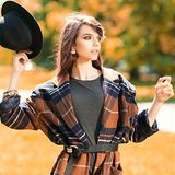 Paski do płaszcza? Ten trend jest hitem! Zobacz, jak nosić modny dodatek w stylizacjach