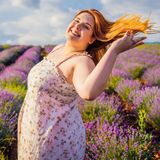 Modne sukienki plus size na lato 2024. Są zgodne z trendami i idealnie leżą na puszystej figurze