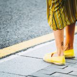 Nie wiesz, jak nosić espadryle? Te stylizacje odtworzysz w pięć minut