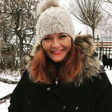 Tak szalała na stoku 64-letnia Dowbor. Uwagę przykuła jej nietypowa stylówka. Jak się okazuje, jest idealna do zimowych aktywności
