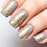 Świąteczne wzory na paznokcie 2023. Poznaj TOP 5 pomysłów na bożonarodzeniowy manicure