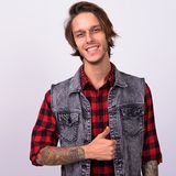 Bezrękawnik męski - jak go nosić? Podpowiadamy, jak tworzyć stylizacje z modnym bezrękawnikiem!