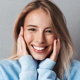 Bluzy w stylu vintage, które pokochały wszystkie blogerki. Jak je nosić jesienią i zimą 2021/2022?