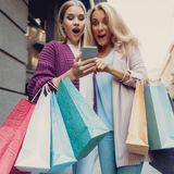 Moja mama pokochała te buty na wiosnę. Wsuwane adidasy poleciłaby wszystkim 50-latkom