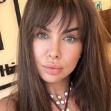 Teściowa Natalii Siwiec w najmodniejszej bluzce dla dojrzałych. 60-latki muszą mieć to w szafie