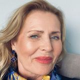 Tych sukienek na wesele nie brałaś pod uwagę. 50-latki powinny mieć na oku te trzy modele
