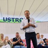 Tak Donald Tusk nosi koszule. Ważny jest jeden szczegół