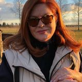Katarzyna Dowbor w stylowej kamizelce. Ten model błyskawicznie znika ze sklepów i pasuje kobietom w każdym wieku
