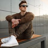 Wygodne joggery męskie i damskie idealne do casualowych stylizacji. Zobacz, jak je nosić!