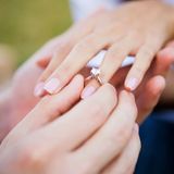 Na którym palcu nosić pierścionek zaręczynowy? O tych zasadach powinnaś wiedzieć