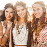 Hippie style - odkryj styl hipisów z lat 70. i poznaj najmodniejsze stylizacje dzieci kwiatów