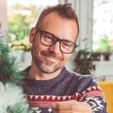 Jak się ubrać na święta 2022? Mężczyzna w tych zestawach zrobi wrażenie. Sprawdź pięć pomysłów na męskie stylizacje świąteczne