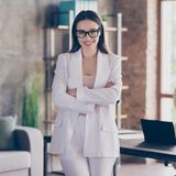 Najmodniejsze garnitury damskie na wiosnę 2024. Wybrałam dla ciebie modele na co dzień, do biura i na specjalne okazje