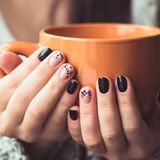 Modne paznokcie na jesień 2023. Sześć najlepszych pomysłów na jesienny manicure w tym sezonie